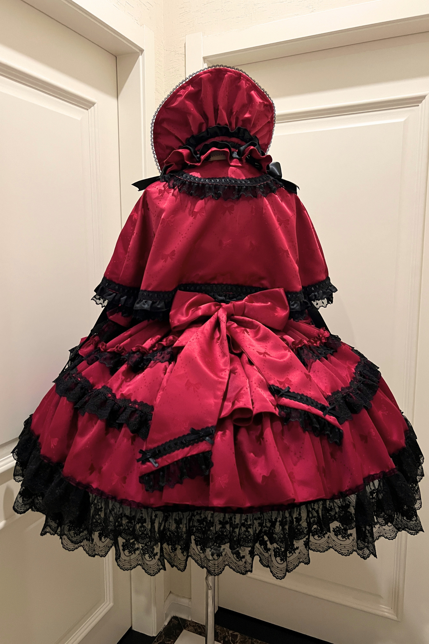 [Scadenza prenotazione 13 febbraio] Set abito con mantello rosso e nero