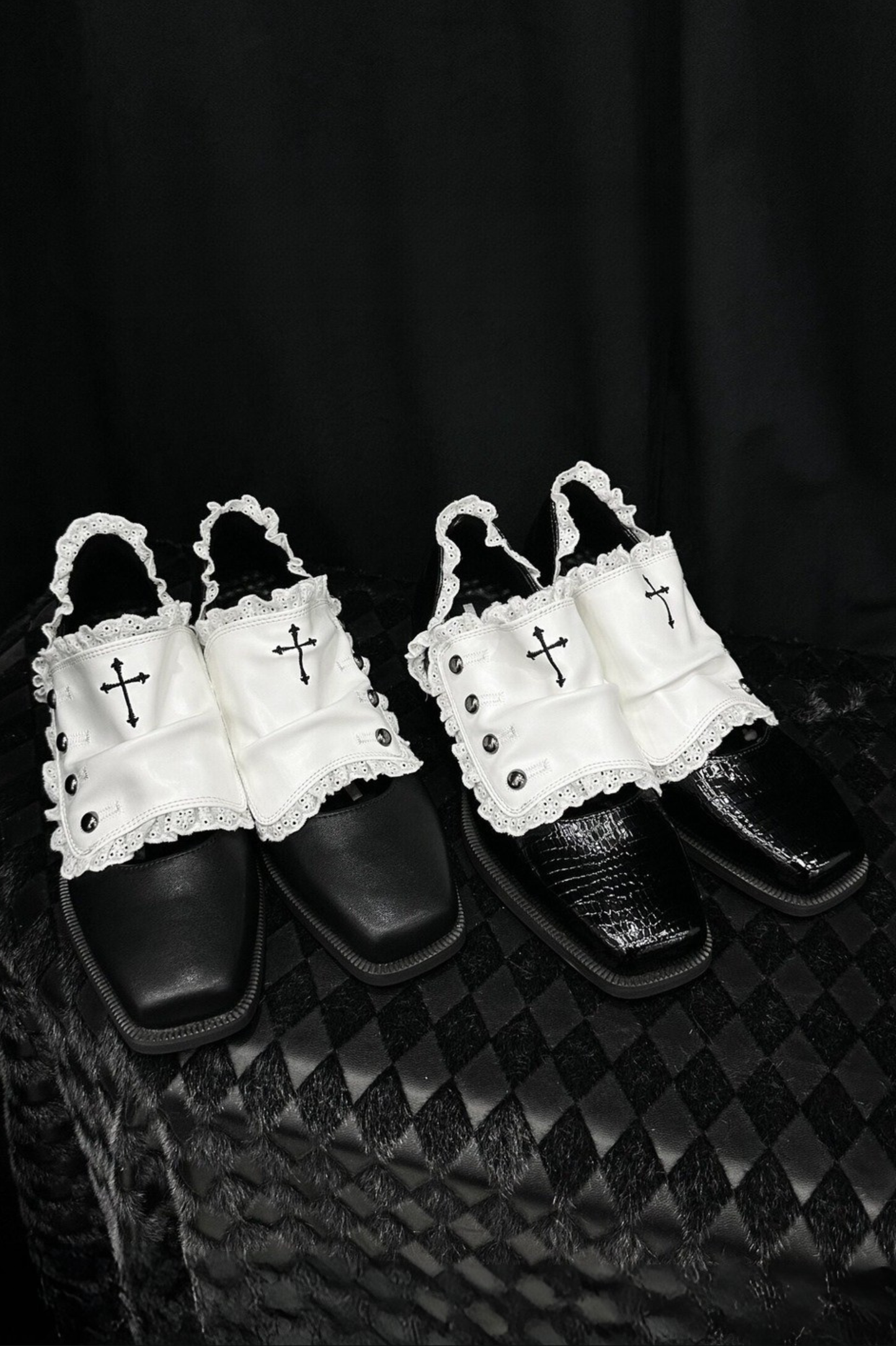 [Reservierungsschluss 24. Mai] Gothic-Lolita-Prinzenschuhe mit Spitzenbesatz und Kreuzdetail