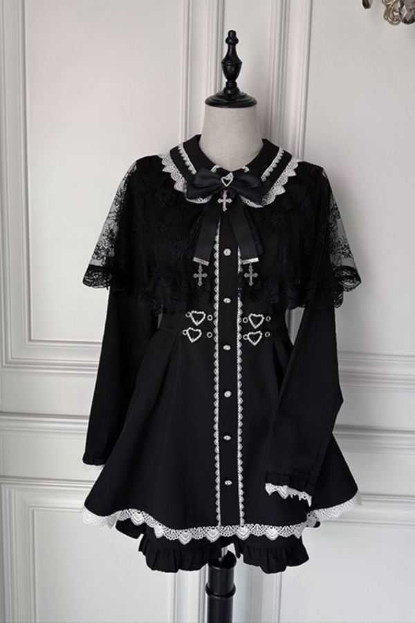 レースケープドレス+ショートパンツ