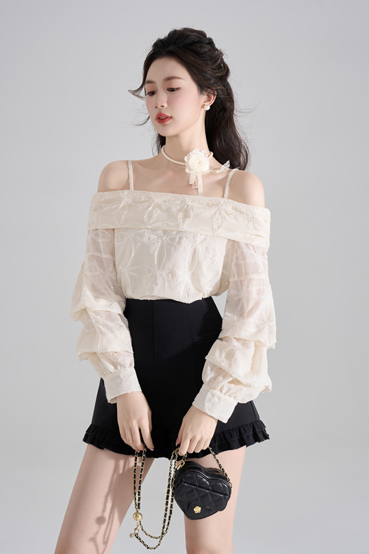 Blusa de encaje con un hombro descubierto francesa + Pantalones cortos con volantes