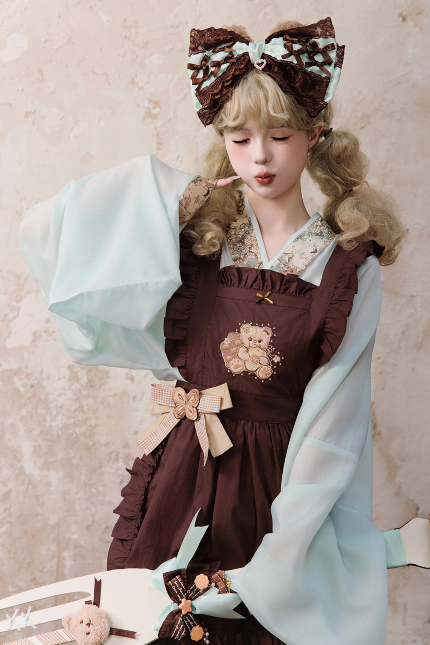 Kleines Bär-Dessert-Haus-Kleid + Rock + Schürze + Brosche + Überrock