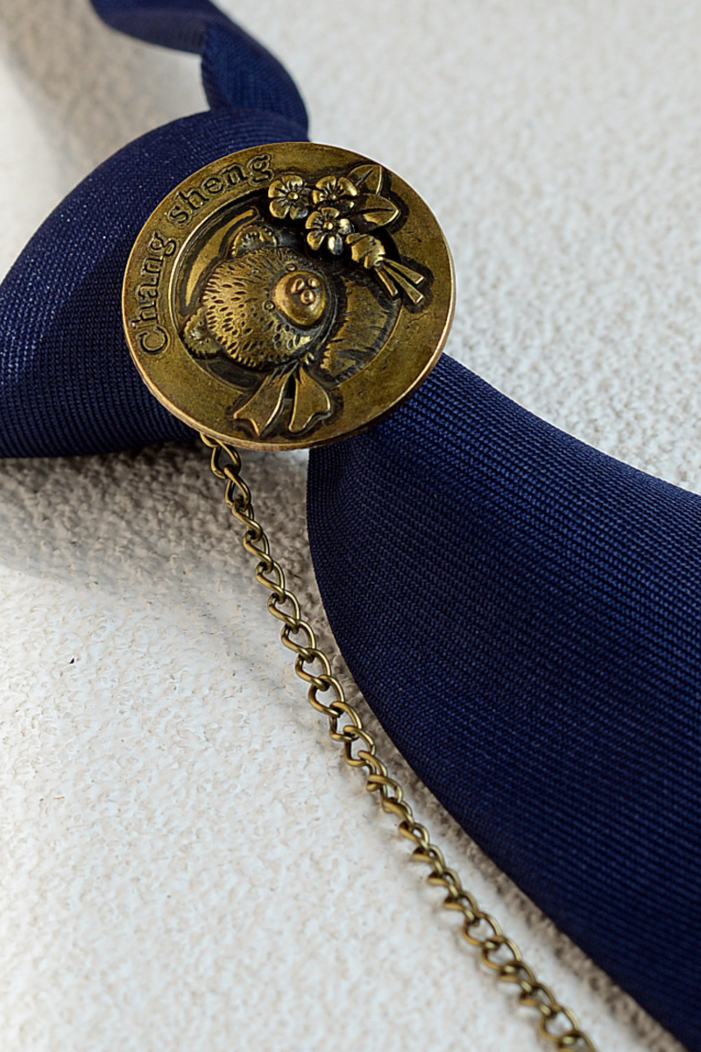 Bare Button Mode Necktie