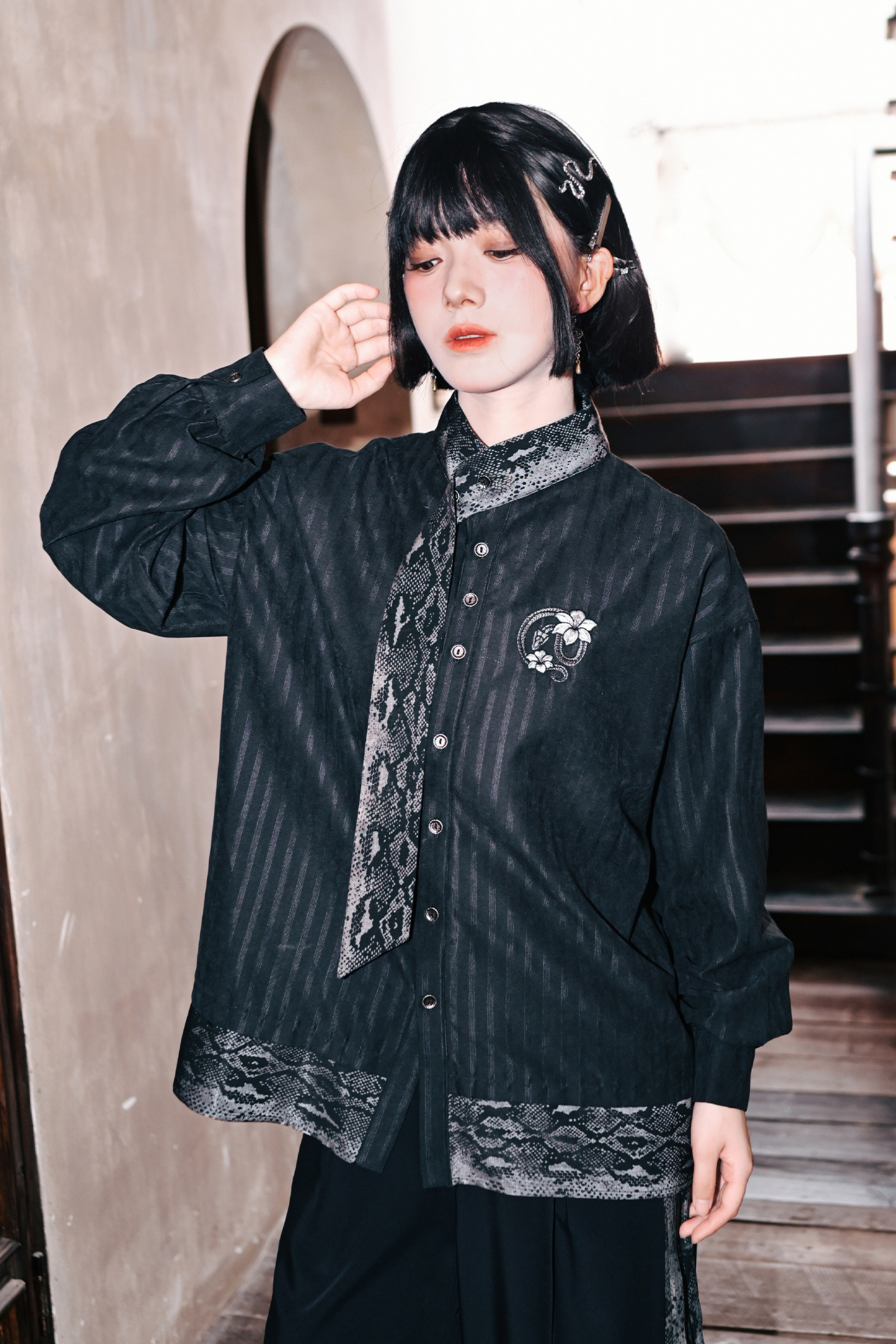 プライシングスネークプリントスカーフシャツ