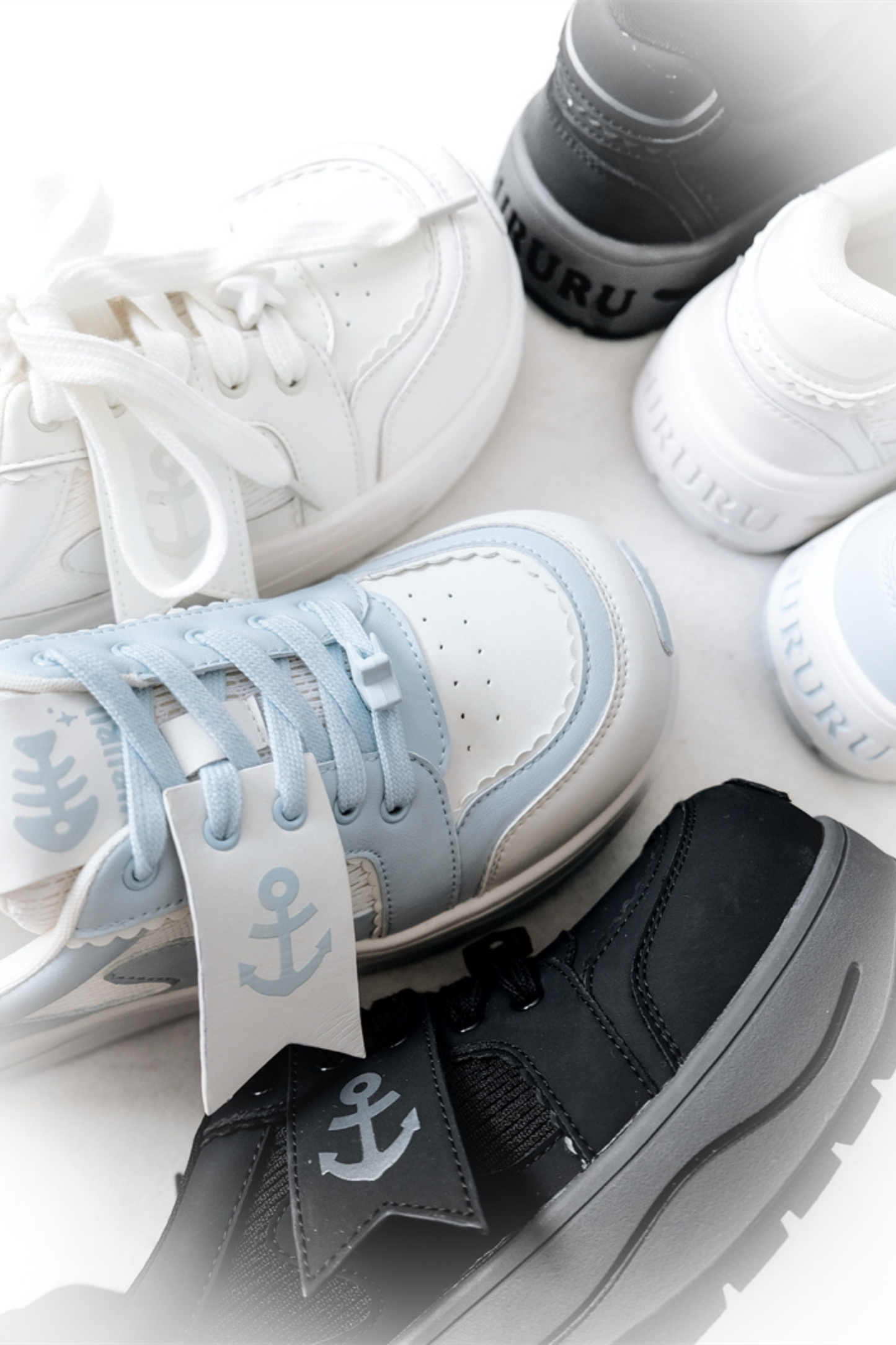 タグデザイン厚底シューズ