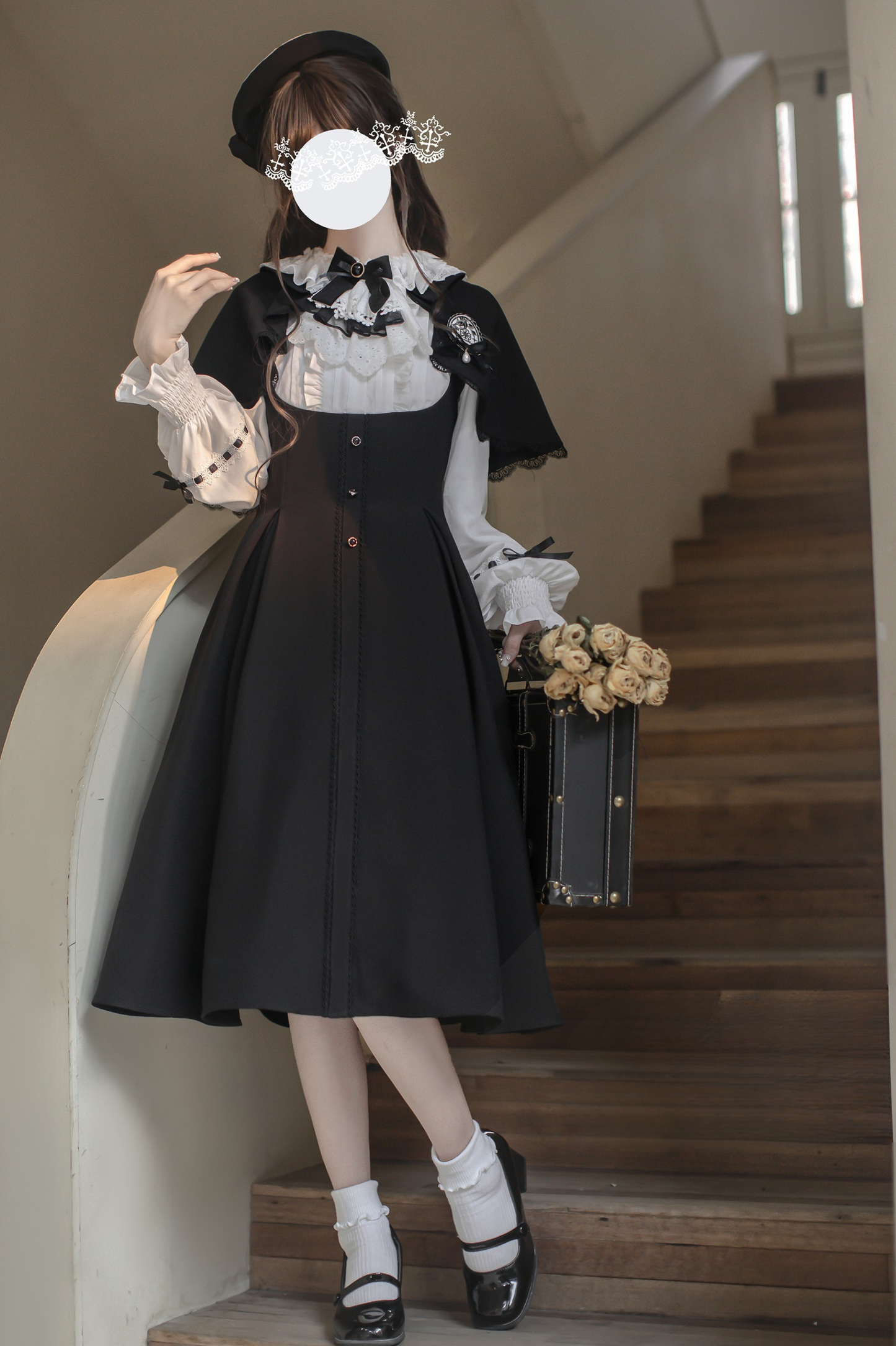 エレガントクラドレス+ケープ+ベレー帽+バッジ