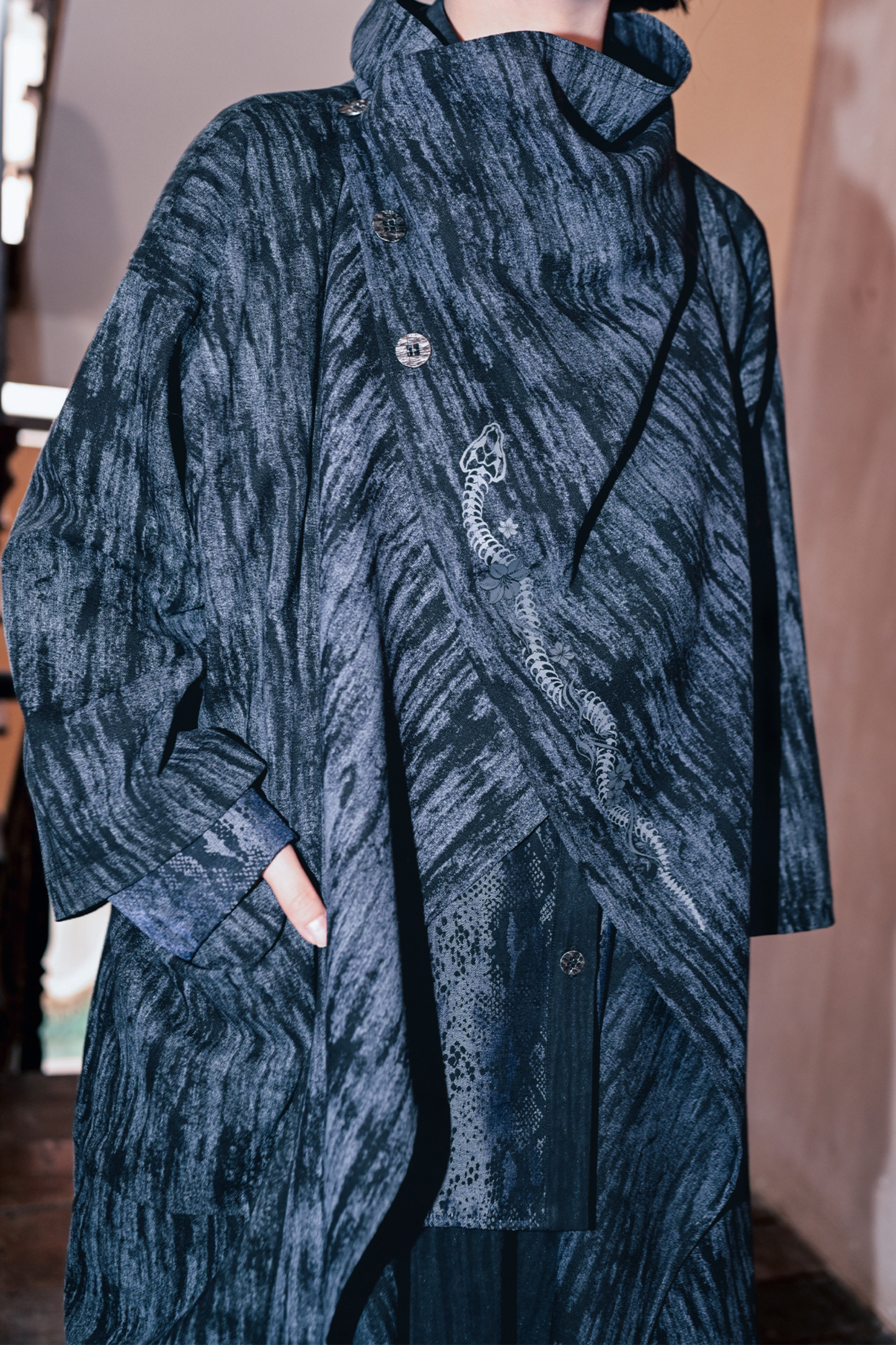 スケールシックケープトップス