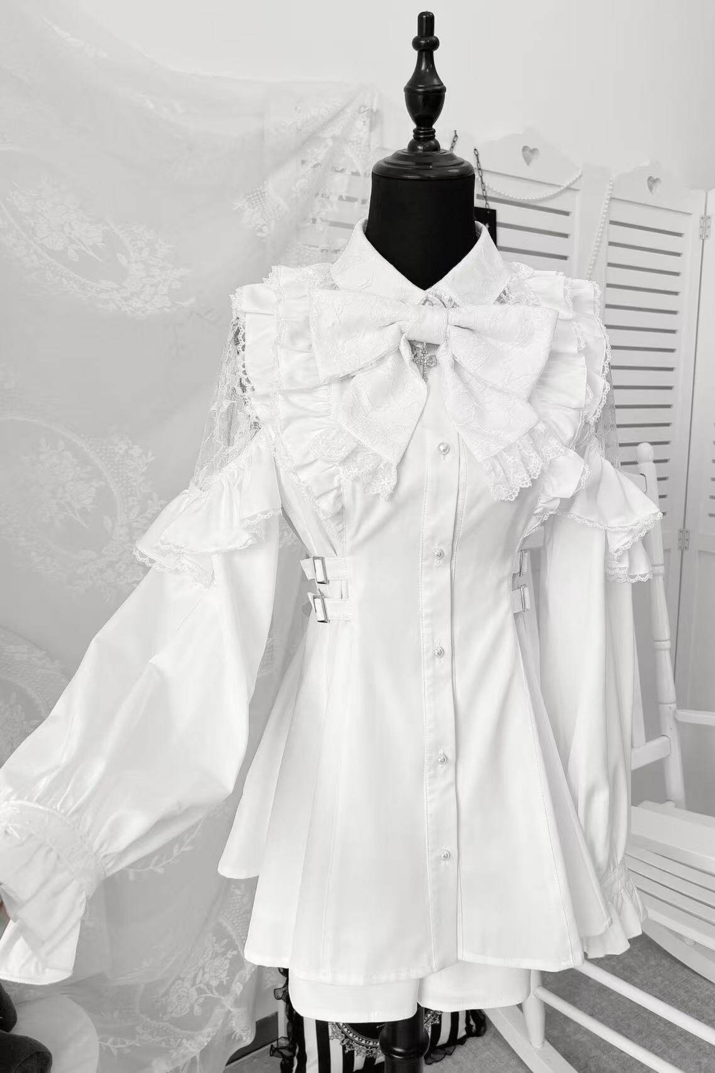 Kleid mit schulterfreiem Spitzendesign + Kurze Hose