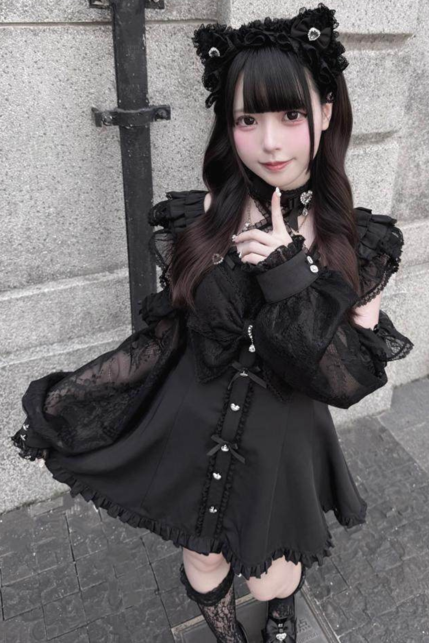 ダークオフショルダードレス+ショートパンツ+ネックレス