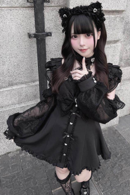 ダークオフショルダードレス+ショートパンツ+ネックレス