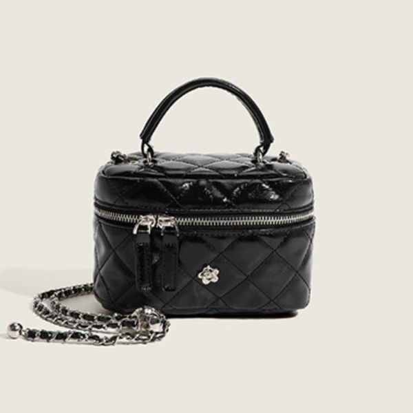 Novelty with purchase of 20,000 yen or more] Quilted shoulder bag