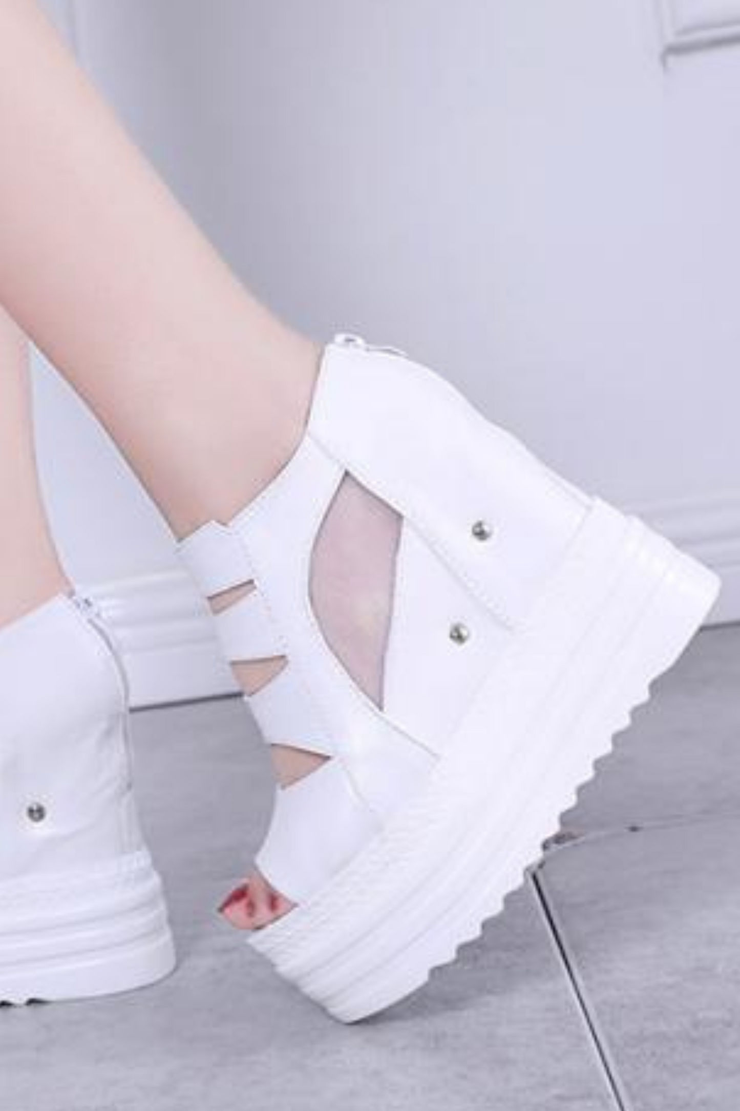 Thick soled cut line design shoes