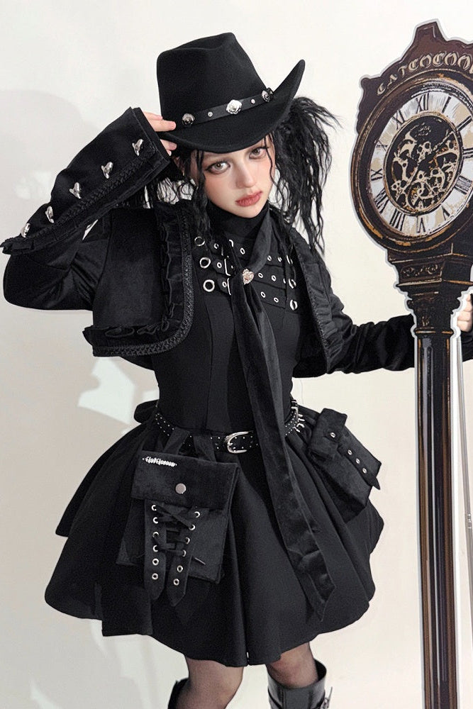 [Reservierungsschluss 6. November] Kurze Jacke im braunen Steampunk- und schwarzen Gothic-Mode-Stil aus Samt mit Rüschenbesatz, Herzmotiv und Manschettendekor