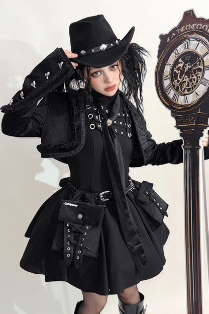 [Reservierungsschluss 6. November] Kurze Jacke im braunen Steampunk- und schwarzen Gothic-Mode-Stil aus Samt mit Rüschenbesatz, Herzmotiv und Manschettendekor