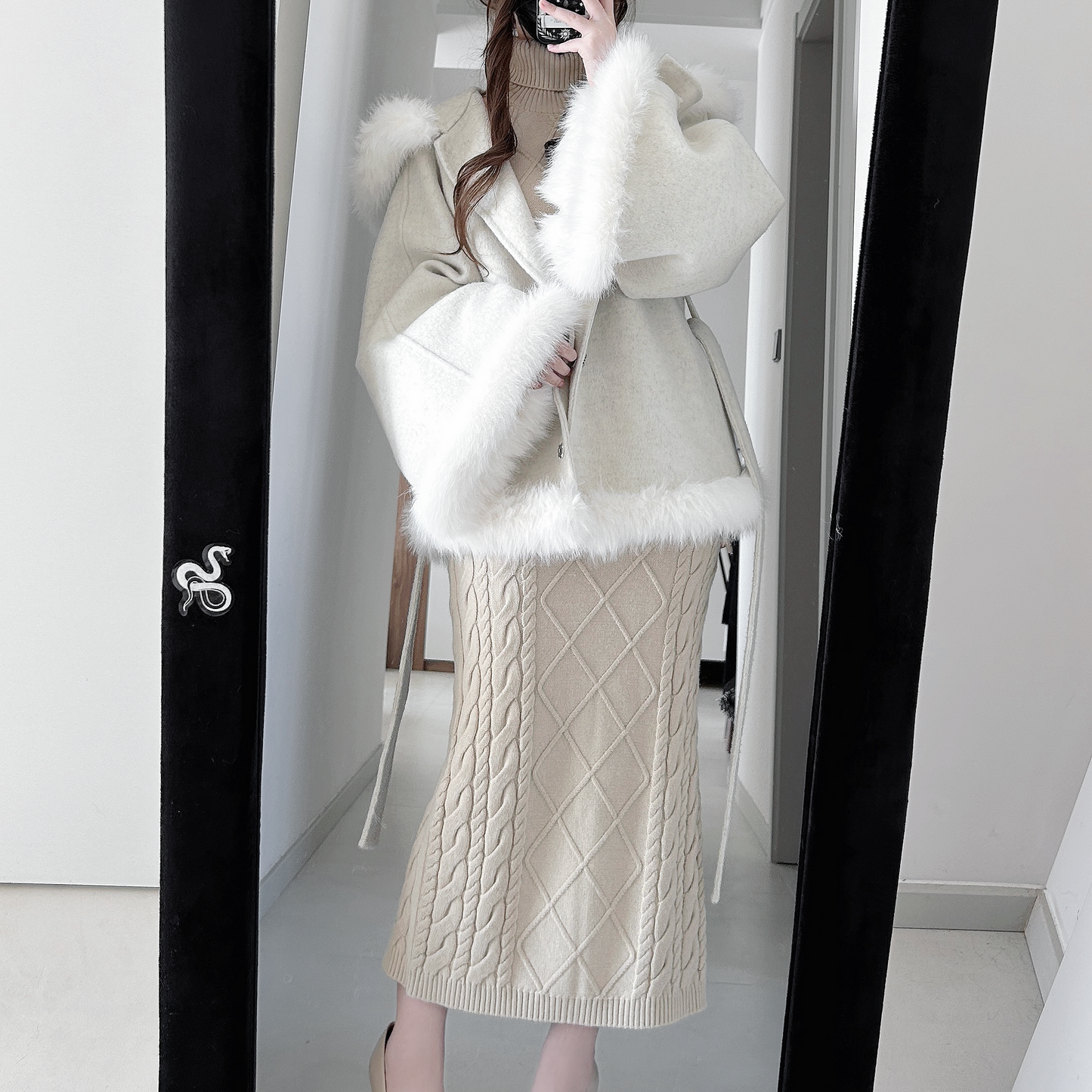 [Deadline for reservations: December 18] Bunny Ear Hoodie Fur Ribbon Cape Coat