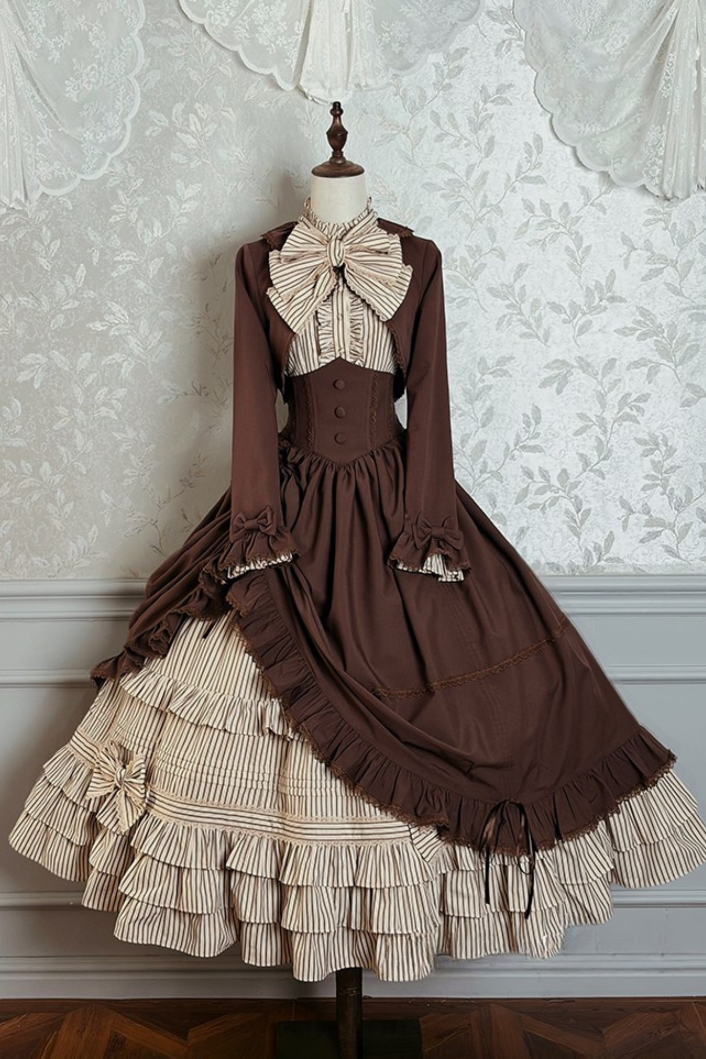 【12月23日予約締切】ビクトリアデュークエレガントクラシックフリルスタンドカラーリボンシャツ