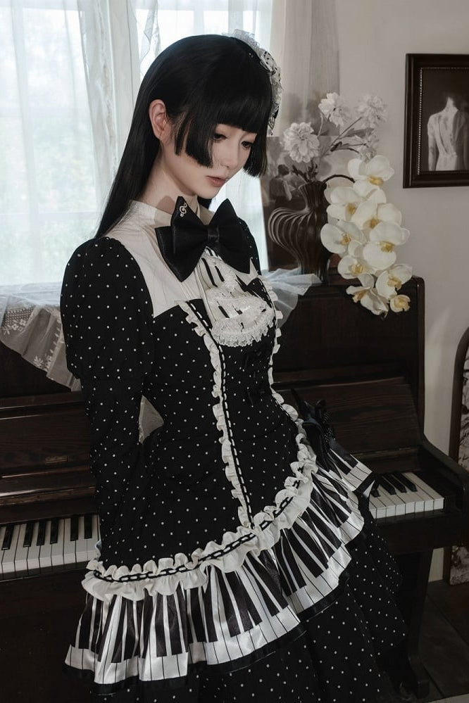 [Reservierungsschluss 22. Oktober] Schwarz gepunktetes Gothic-Lolita-Rüschenkleid mit asymmetrischem Design, Klaviertasten- und Musiknotenmotiv sowie Klaviertasten-Spitzenfliege