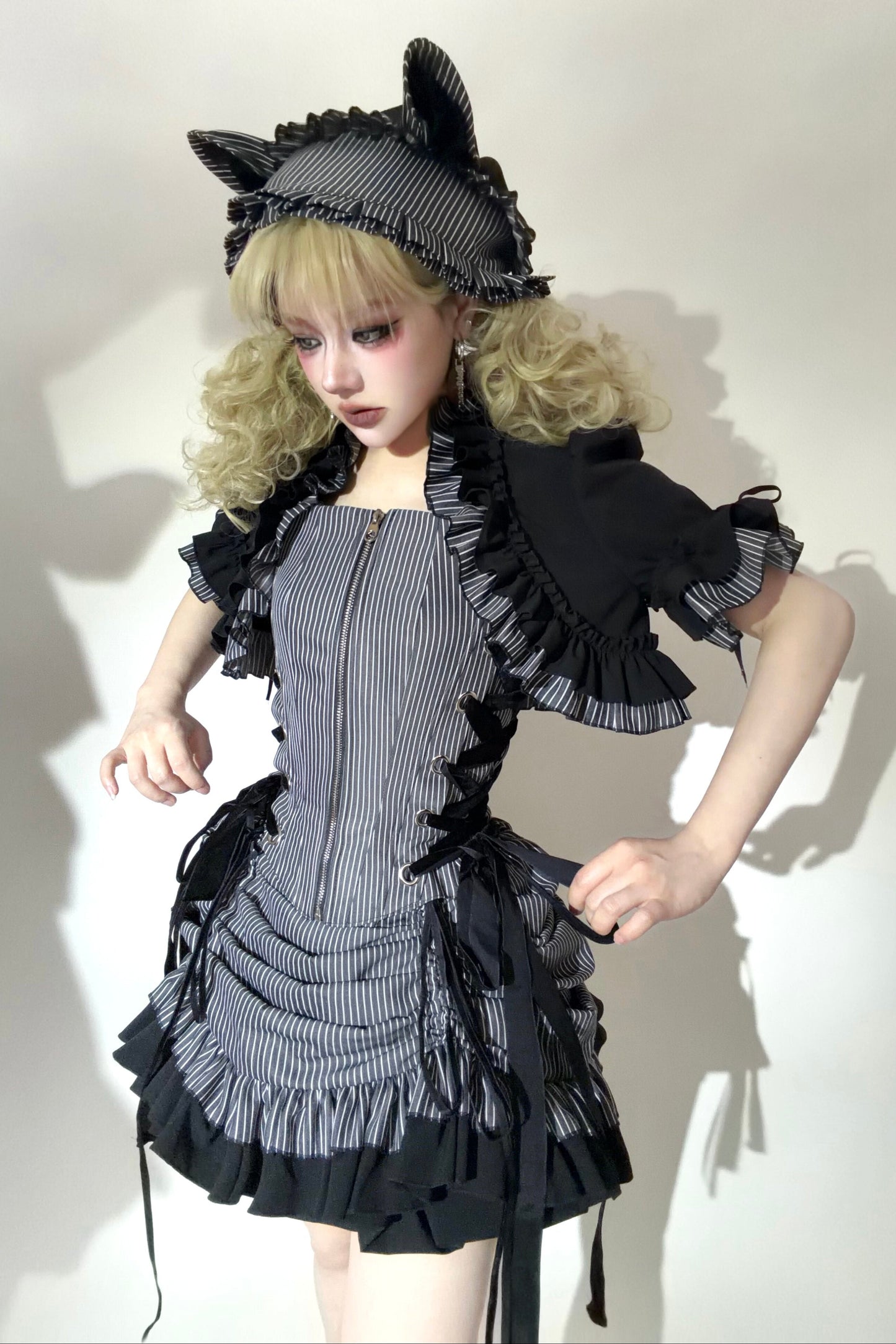 [Vorbestellschluss: 8. August] Gothic-Lolita Dark-Cat gestreifte kurze Rüschenjacke+Korsett-Bustier+hochziehbare kurze Rüschenshorts