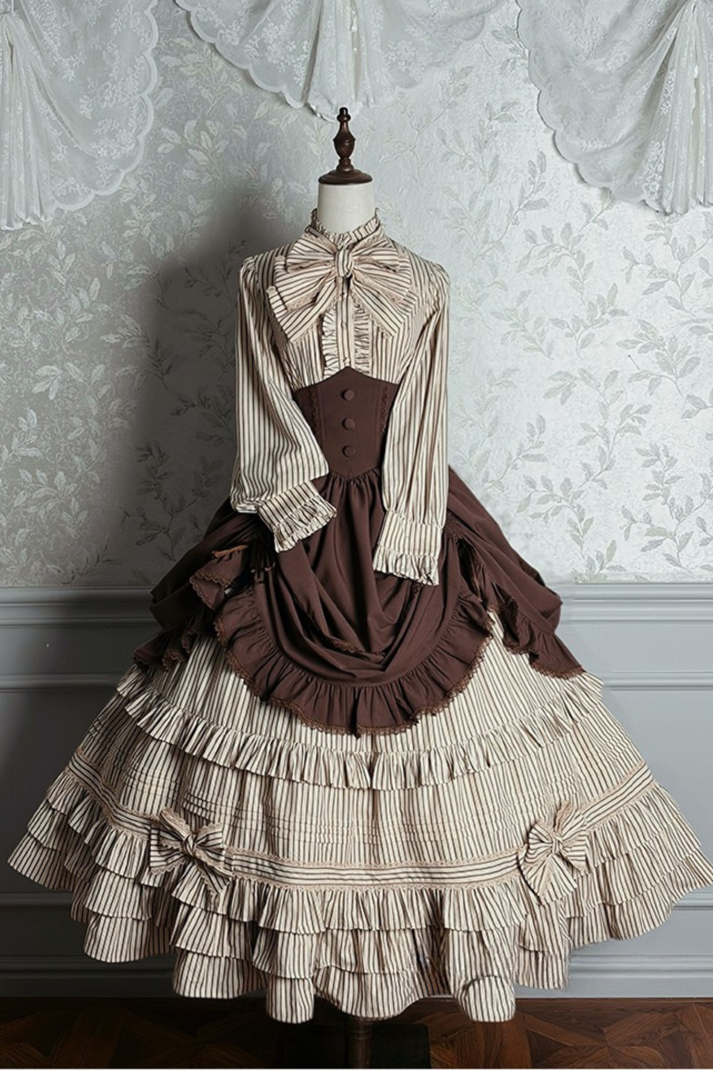 【12月23日予約締切】ビクトリアデュークエレガントクラシックフリルスタンドカラーリボンシャツ