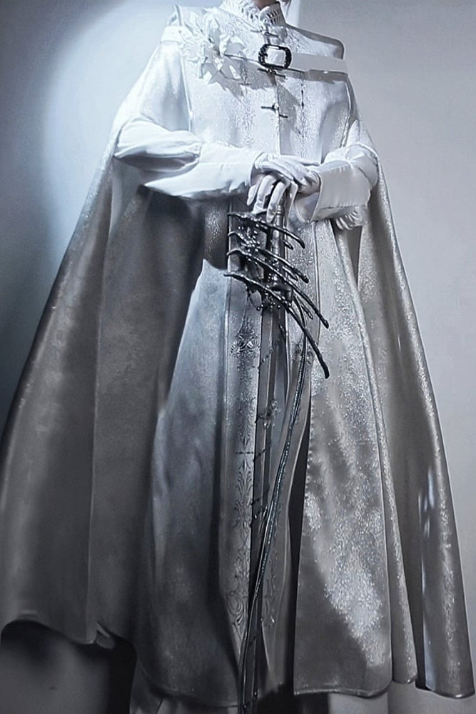 [Reservierungsschluss 13. September] Silber-weißer Gothic-Prinzen-Cape-Mantel mit royaler Stickerei