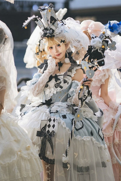 [Cierre de reservas: 24 de julio] Vestido lolita azul de Alicia en el País de las Maravillas con hombros descubiertos, lazo de cartas y superposición de tul (largo/corto)