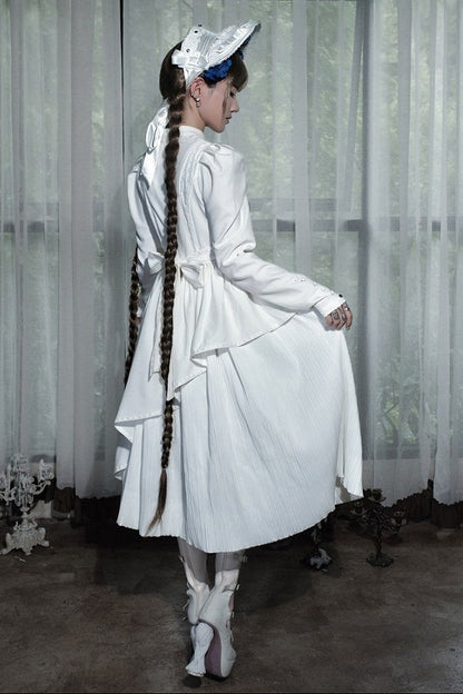 [Reservierungsschluss 14. Oktober] Schwarz/weißes Gothic-Lolita-Langkleid mit Schmetterlingsschleife, Stehkragen und asymmetrischen Lagen