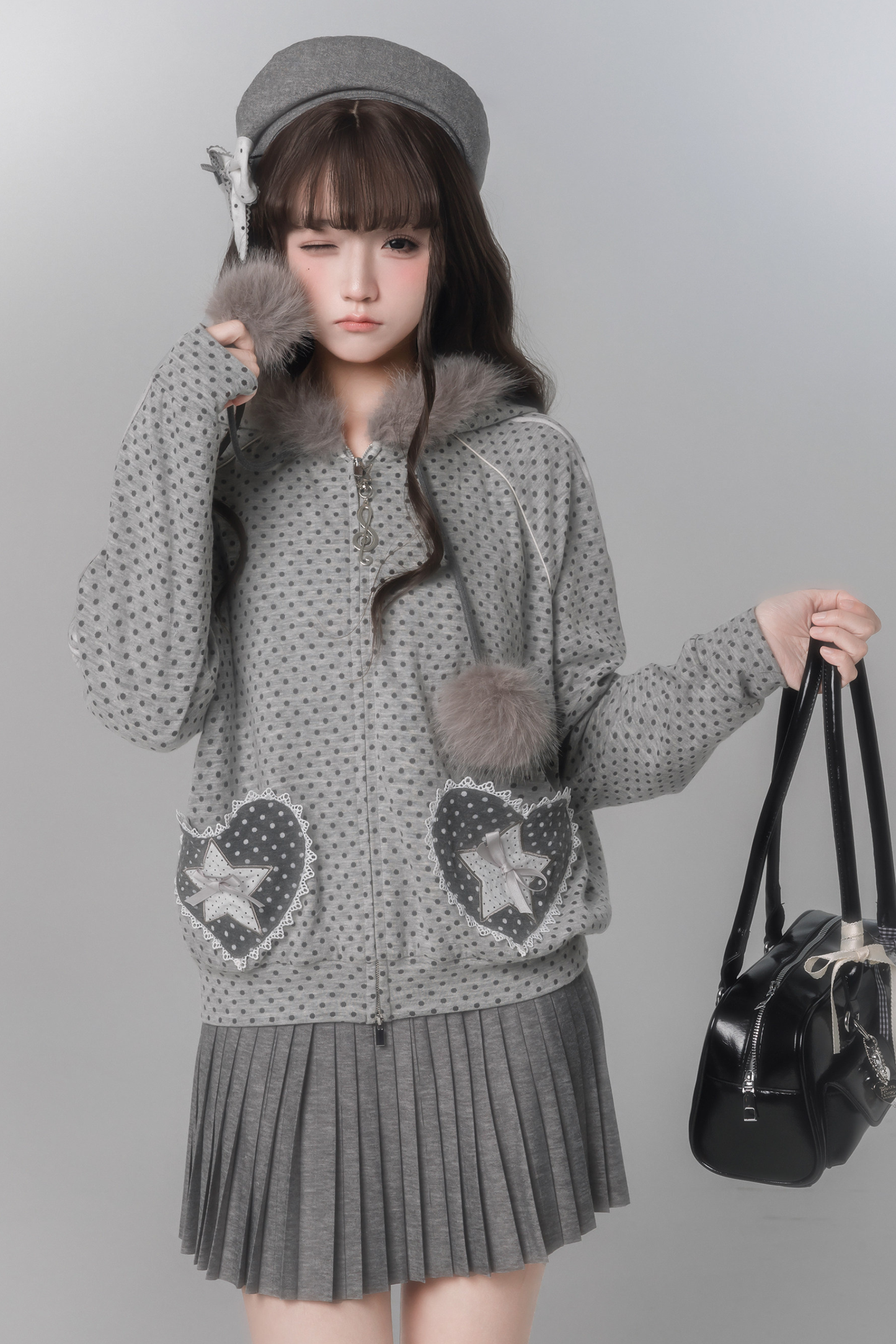 도트 퍼 후드 재킷 + 플리츠 스커트 + 레그 워머