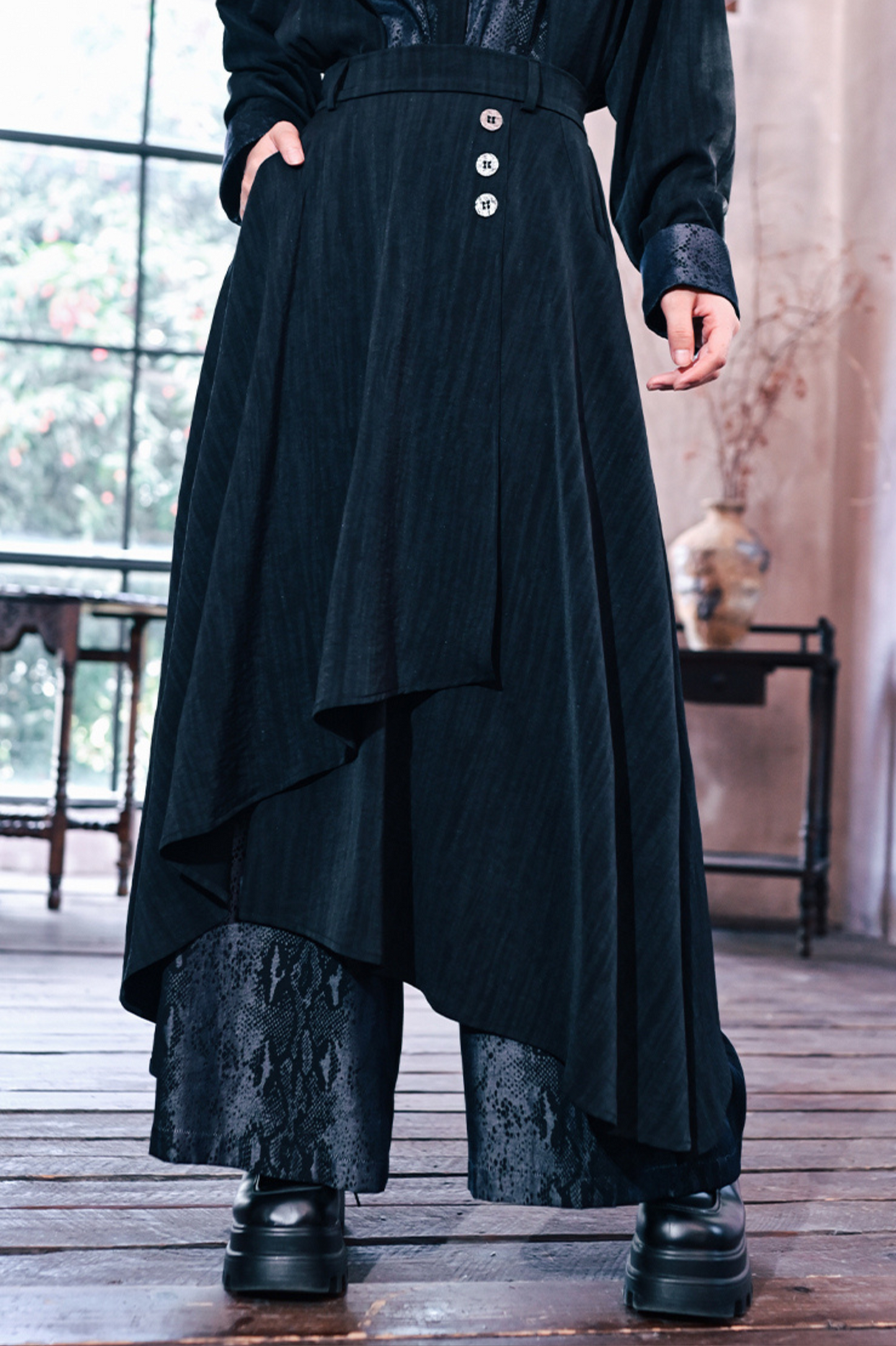 スネークワイドダークチャイナパンツ