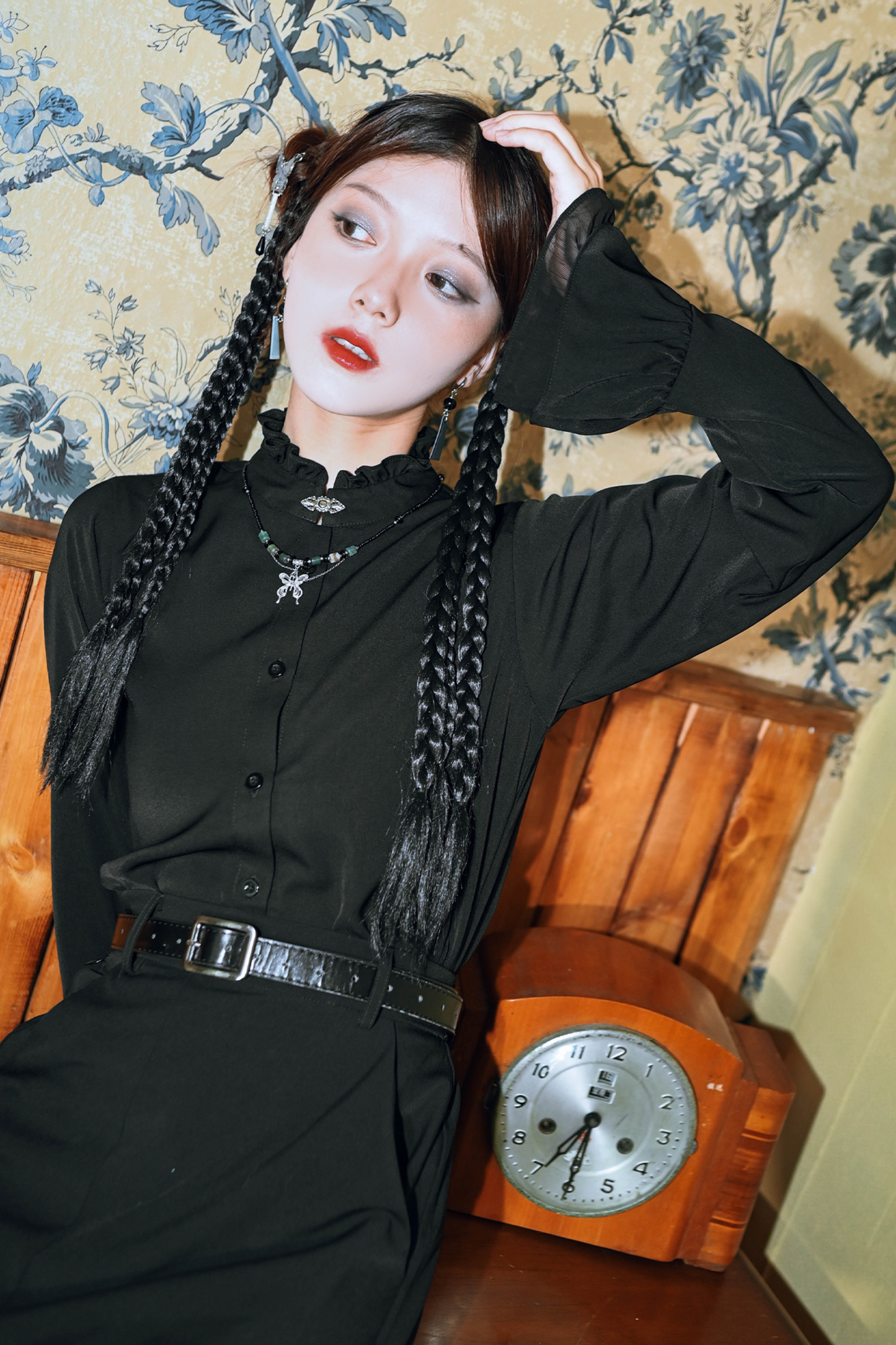 Metal button stand collar shirt