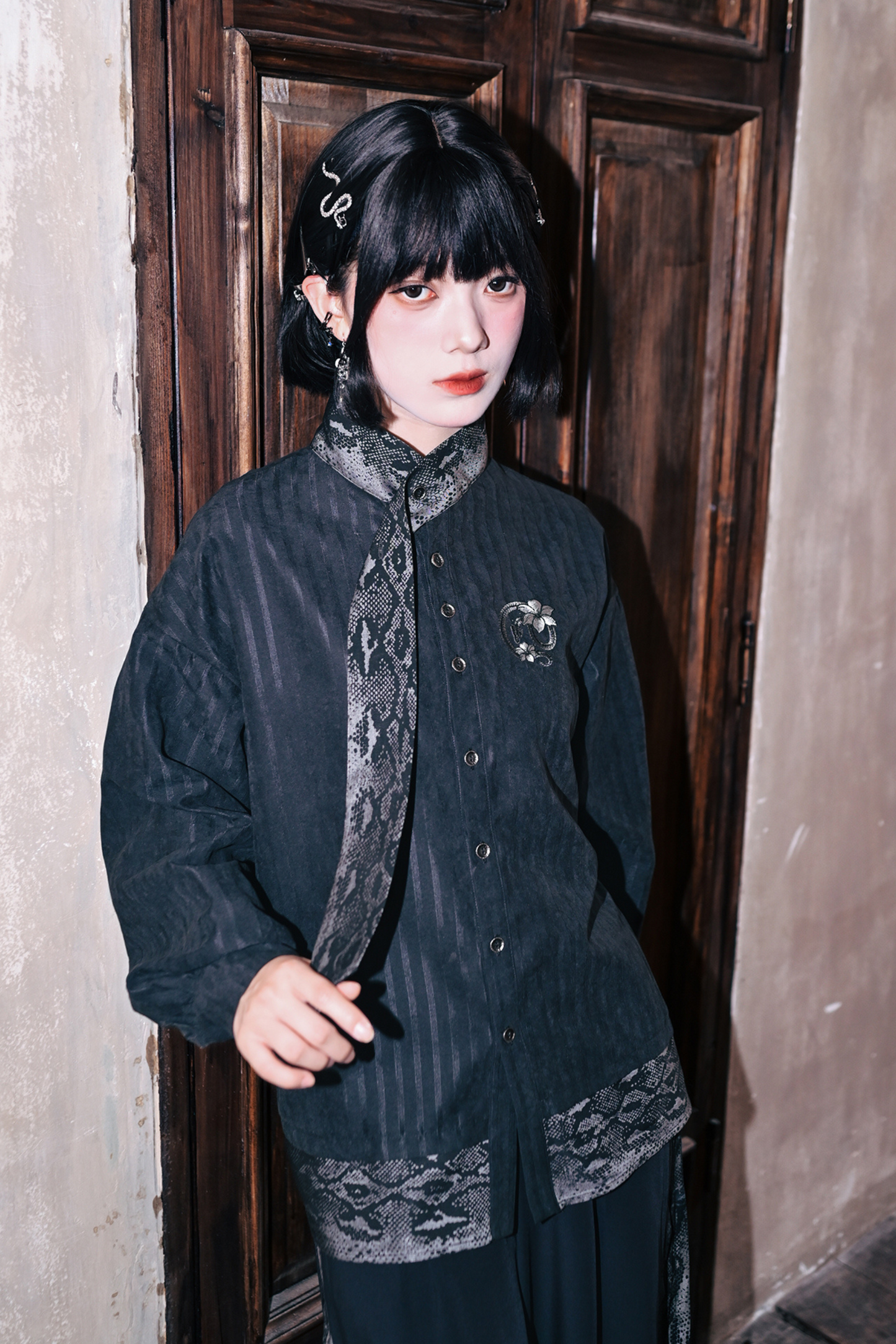 プライシングスネークプリントスカーフシャツ