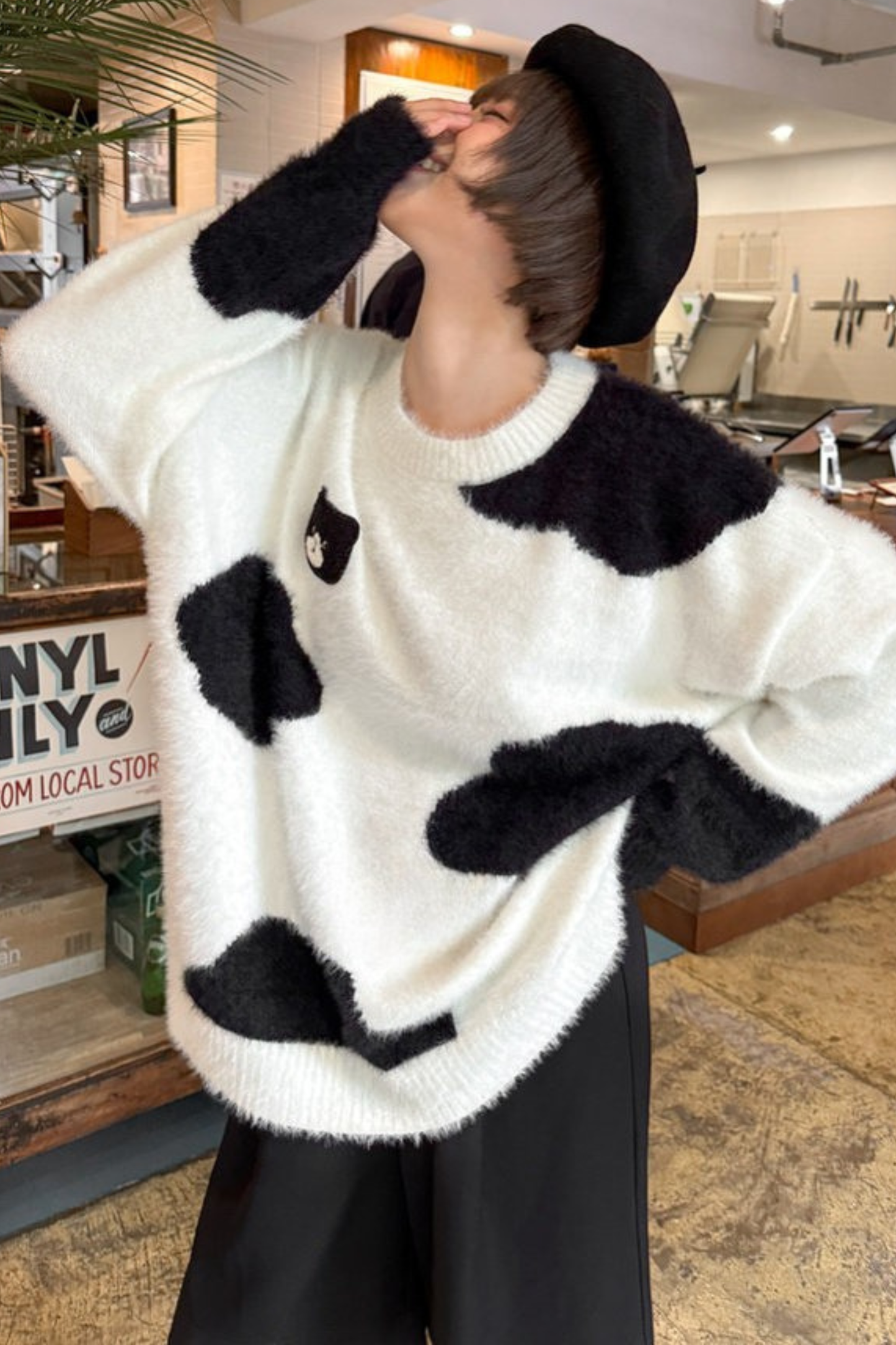 モノクロルーズニットセーター