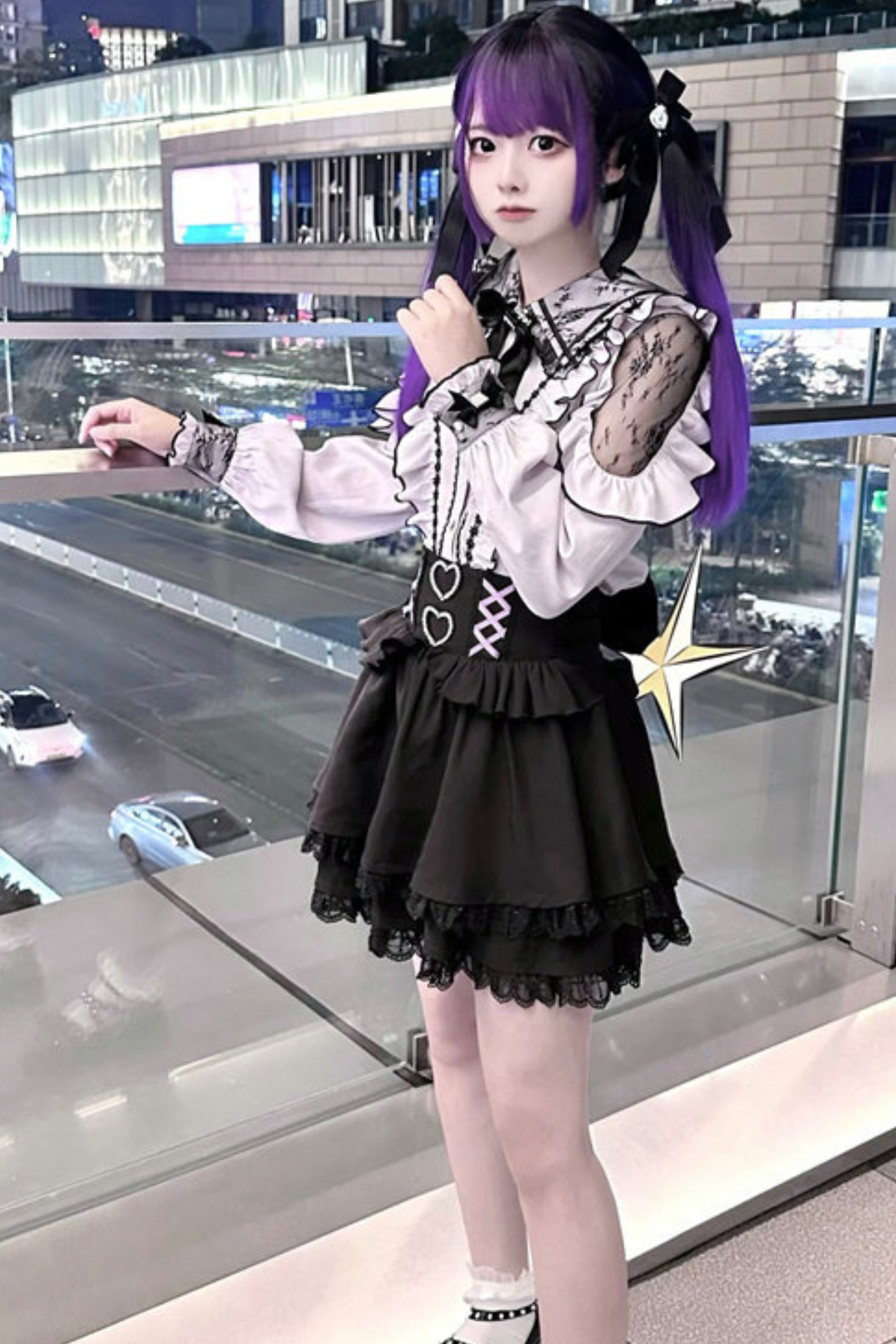 레이스 다크 셔츠 + 플레어 스커트