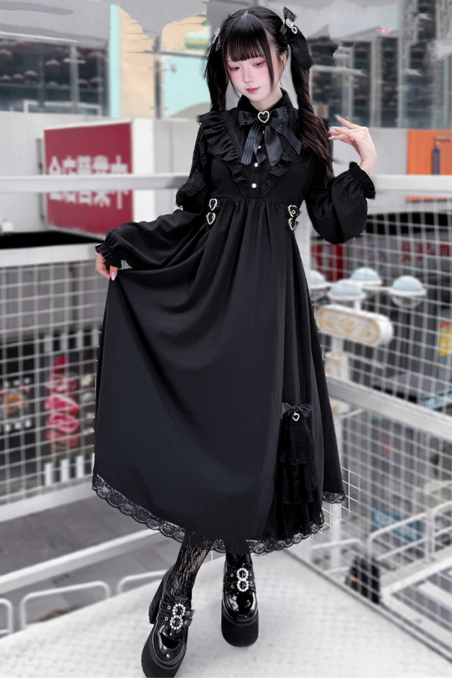 Elegantes langes dunkles schwarzes Kleid
