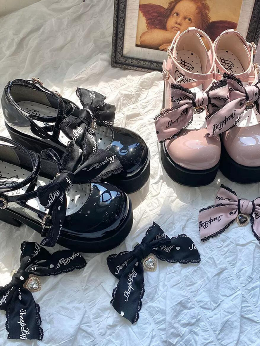[Date limite de réservation : 20 mars] Chaussures à plateforme en ruban noir et rose orné de bijoux.