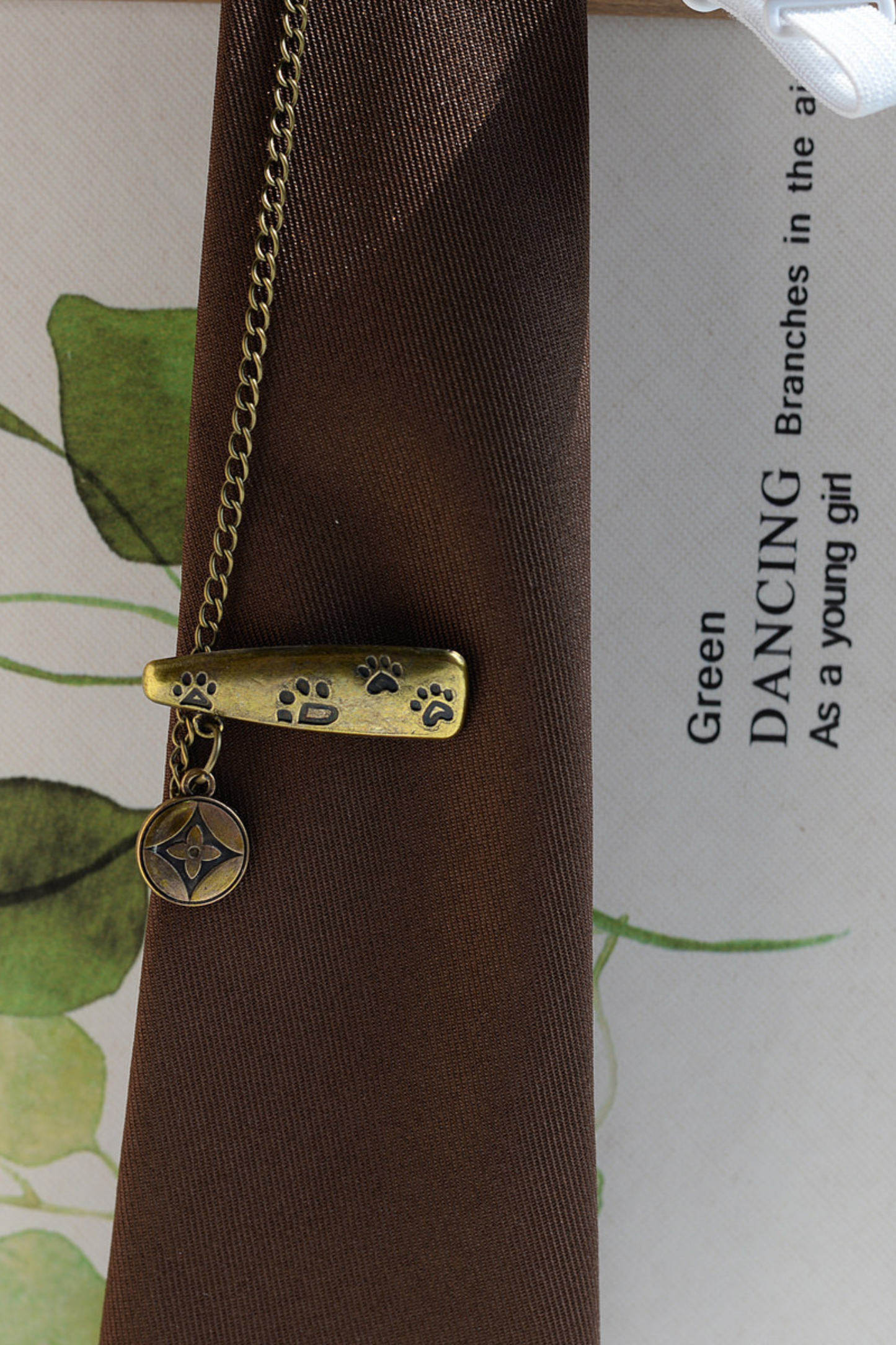 Bare Button Mode Necktie