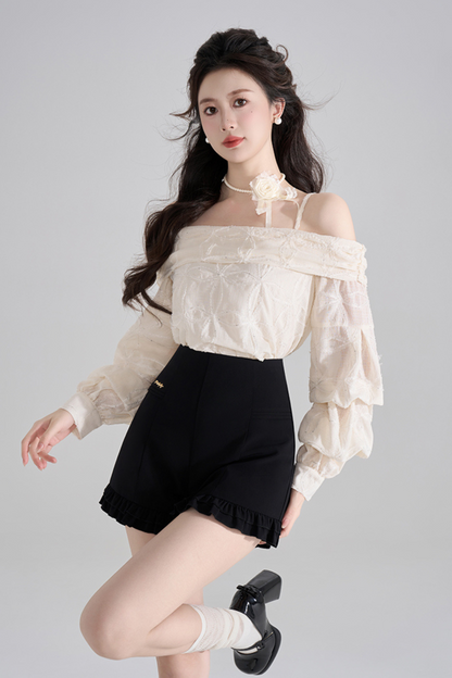 Blusa de encaje con un hombro descubierto francesa + Pantalones cortos con volantes