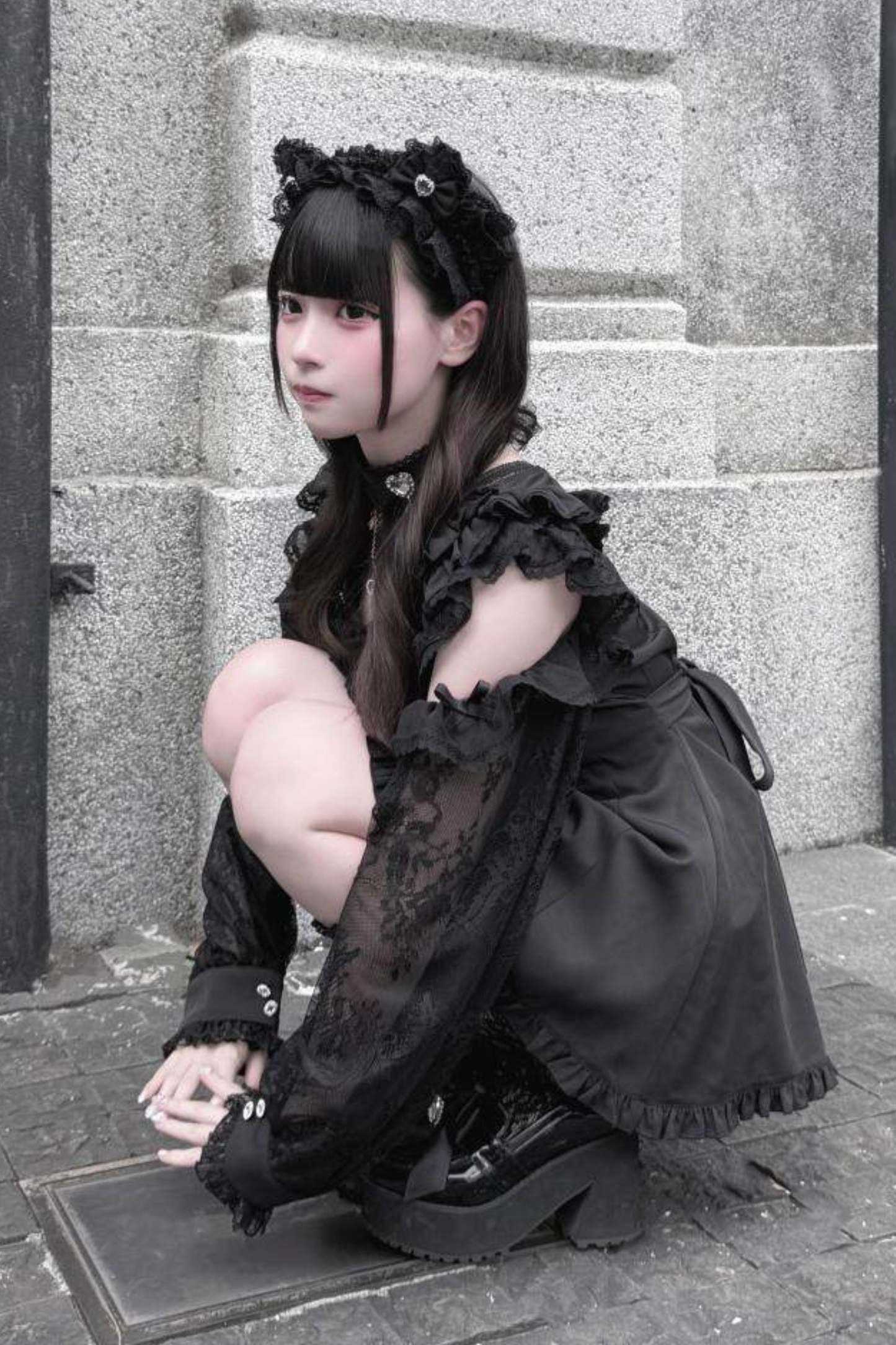 ダークオフショルダードレス+ショートパンツ+ネックレス