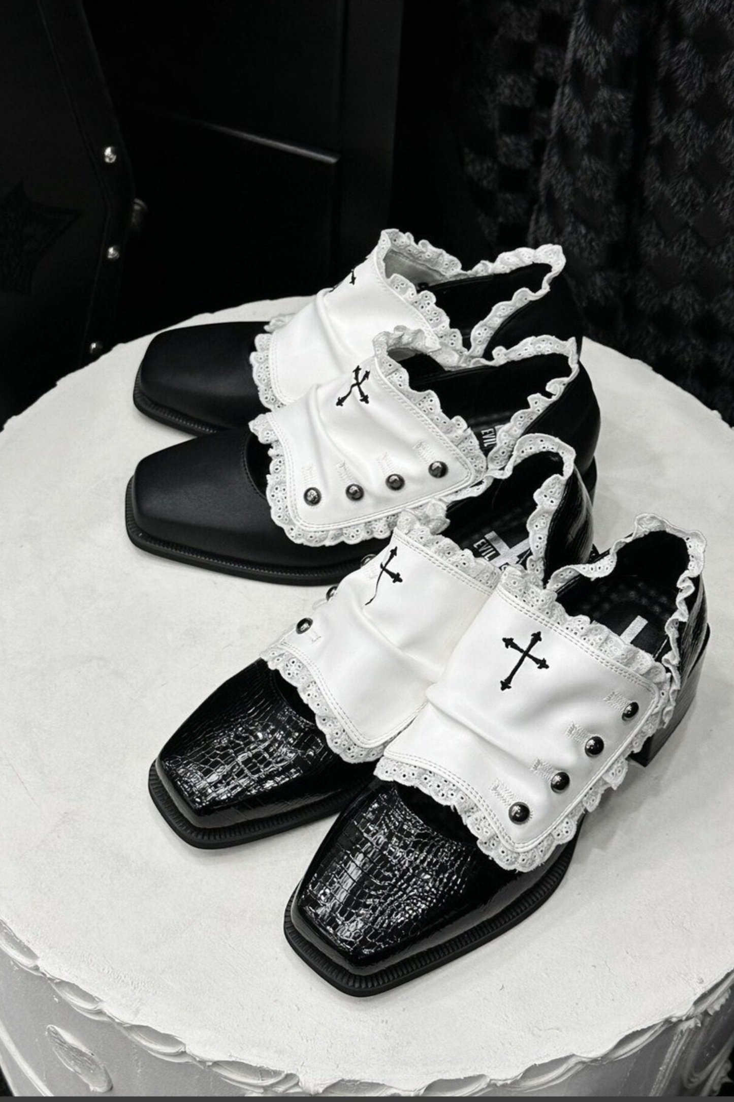 [Reservierungsschluss 24. Mai] Gothic-Lolita-Prinzenschuhe mit Spitzenbesatz und Kreuzdetail