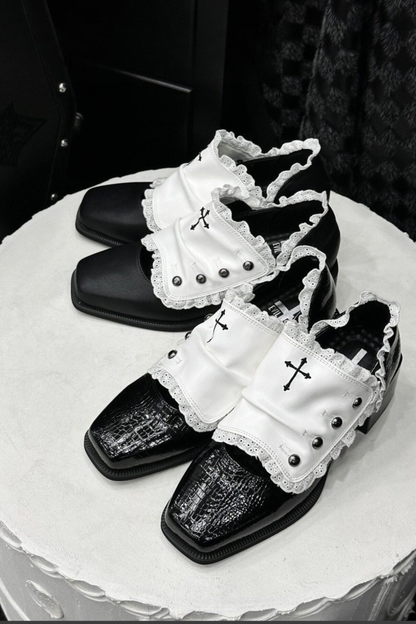 [Reservierungsschluss 24. Mai] Gothic-Lolita-Prinzenschuhe mit Spitzenbesatz und Kreuzdetail