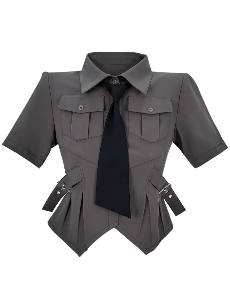Chemise courte avec pochette, cravate et bretelles latérales
