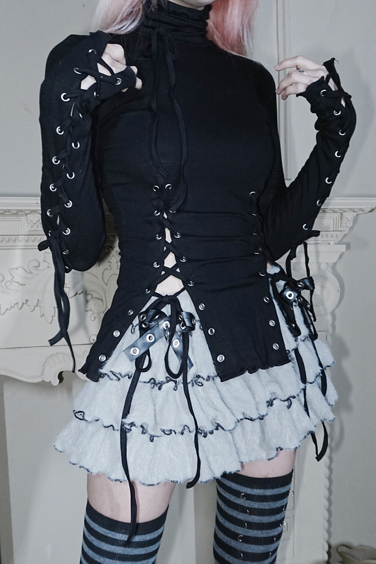 パンチングストラップスリットトップス