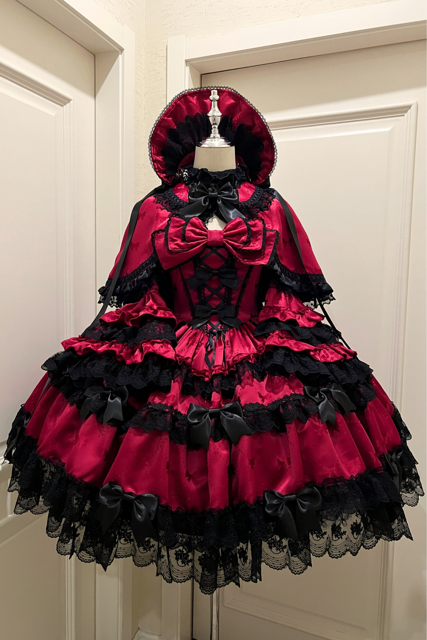 [Scadenza prenotazione 13 febbraio] Set abito con mantello rosso e nero
