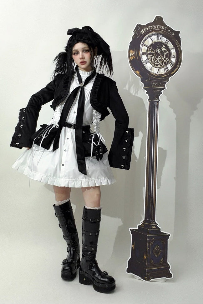 [Reservierungsschluss 6. November] Kurze Jacke im braunen Steampunk- und schwarzen Gothic-Mode-Stil aus Samt mit Rüschenbesatz, Herzmotiv und Manschettendekor