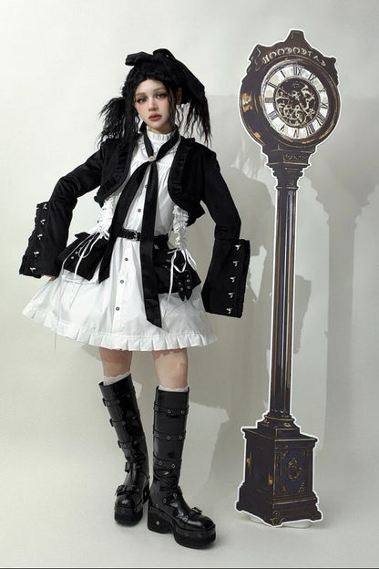 [Reservierungsschluss 6. November] Kurze Jacke im braunen Steampunk- und schwarzen Gothic-Mode-Stil aus Samt mit Rüschenbesatz, Herzmotiv und Manschettendekor