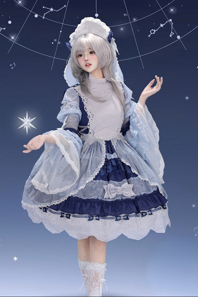 [Vorbestellschluss: 9.23] Klassisches Lolita-Kleid in Hellblau/Dunkelblau mit Himmelsstern-Stickerei, Glockenärmeln, Tülllagen und Schleife