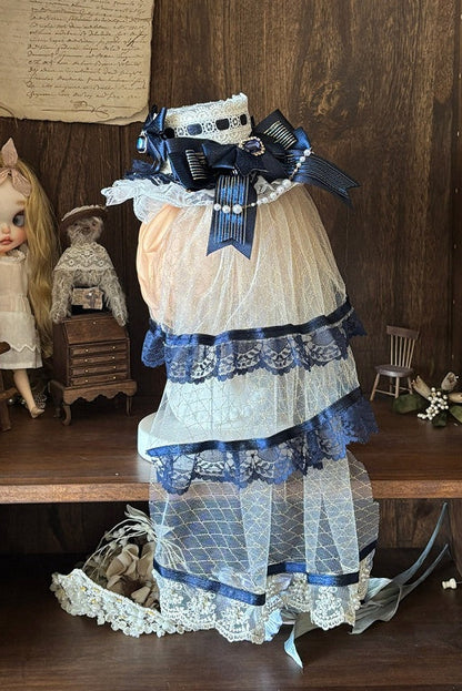 [Date limite de précommande : 9/28] Robe lolita princesse classique élégante royale blanc x bleu à nœud en dentelle et volants + ensemble complet (ras-de-cou/chapeau à voile/manches princesse [manches amovibles] /ceinture ruban/traîne à nœud au dos)
