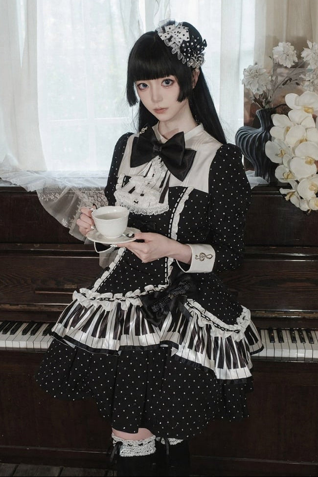[Reservierungsschluss 22. Oktober] Schwarz gepunktetes Gothic-Lolita-Rüschenkleid mit asymmetrischem Design, Klaviertasten- und Musiknotenmotiv sowie Klaviertasten-Spitzenfliege