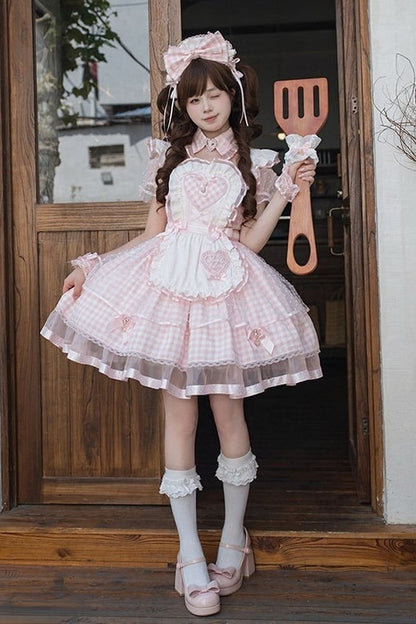 [Vorbestellschluss: 13. Juni] Rosa Vichy-Karo-Schürzenkleid mit freien Schultern, Puffärmeln und Schleife (mit Kragen-Choker) + Haarreif + Handgelenkmanschetten