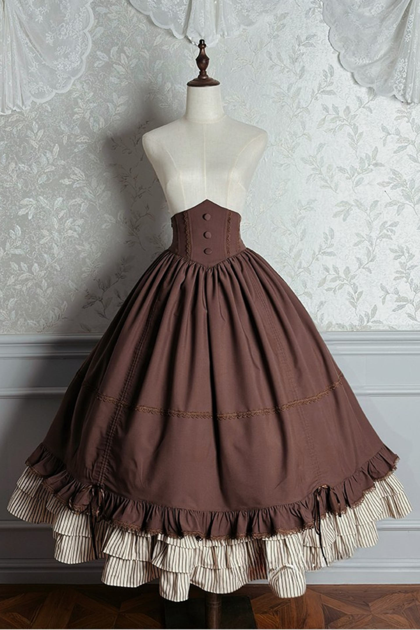 [Deadline for reservations: November 23] Victoria Duke Elegant Classic Pull-Up Skirt + Tiered Ribbon Skirt