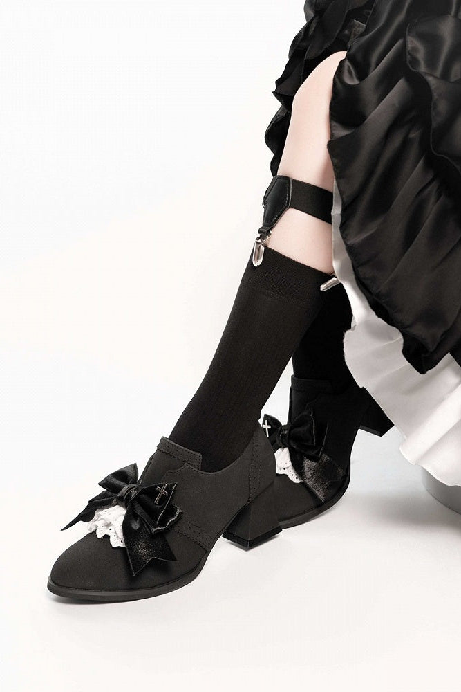 [Reservierungsschluss 25. Juli] Schwarze/dunkel-schwarze Wildleder-Schuhe im Dark-Gothic-Stil mit Kreuzmotiv, Schleife und Spitze