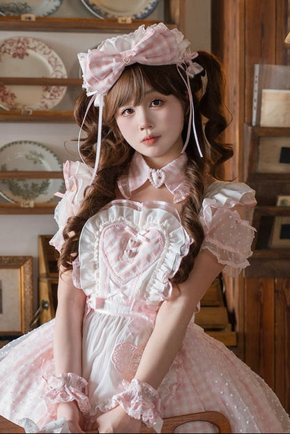 [Vorbestellschluss: 13. Juni] Rosa Vichy-Karo-Schürzenkleid mit freien Schultern, Puffärmeln und Schleife (mit Kragen-Choker) + Haarreif + Handgelenkmanschetten